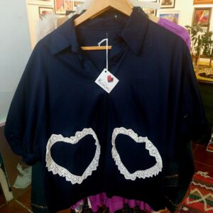 Blusa azul con bolsillos bordados