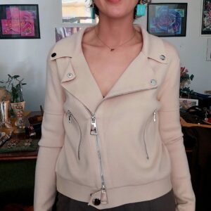Cazadora beig claro con cremalleras
