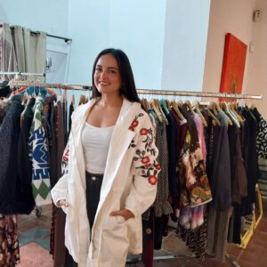 Gabardina blanca con flores