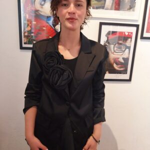 Chaqueta negra de raso con flor