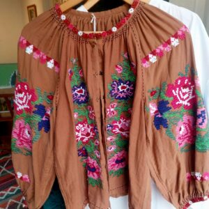 Camisa marron con bordados indios