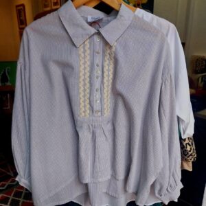 Blusa de rayas azules