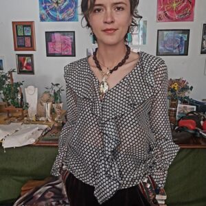 Blusa con lunares y volante