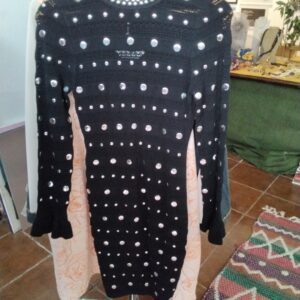 Traje negro con tachuelas