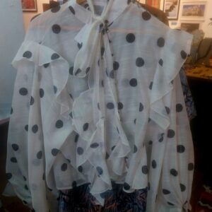 Blusa de lunares negros